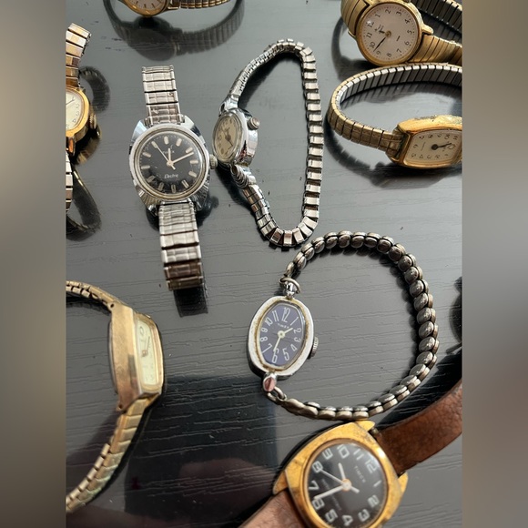 17 Vintage Woman’s Timex watches - Picture 5 of 5